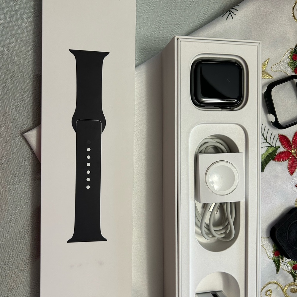 Apple Watch Series 4 with GPS /cell 
44 mm Space Grey aluminum watch